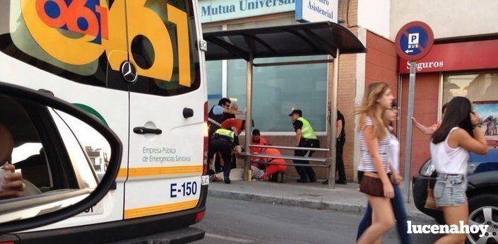  Trasladan al hospital de Cabra a un hombre tras desplomarse sobre la acera en la avenida del Parque 