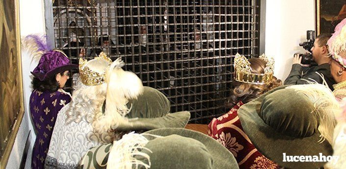 Una de las tradicionales visitas de los Reyes Magos a la comunidad de clausura Carmelitas Descalzas cada 5 de enero