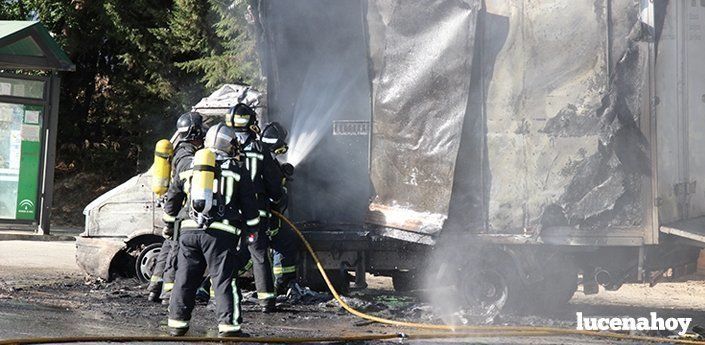  Un incendio calcina un camión del grupo La Manzana en el Cristo Marroquí (fotos) 