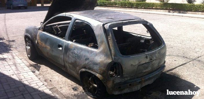  Un incendio, presuntamente provocado, calcina un coche en la barriada de Santa Teresa (fotos) 