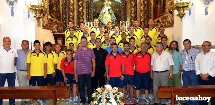  El Lucena CF realiza una ofrenda de flores a la Virgen de Araceli y visita la Plaza Nueva (fotos) 