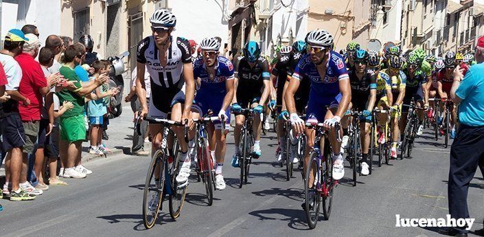  Numerosos aficionados contemplan el paso de la Vuelta a España por Lucena  (fotos) 