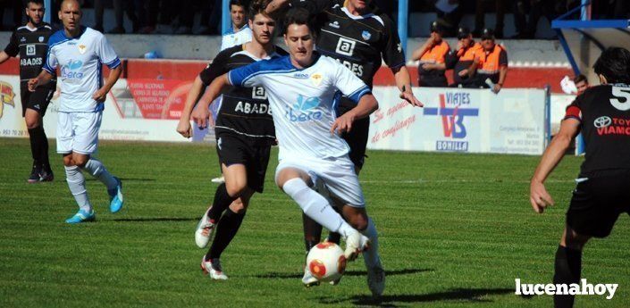  Antonio Caballero, controla un balón durante su etapa en el Martos. Foto: Antonio Camacho. 