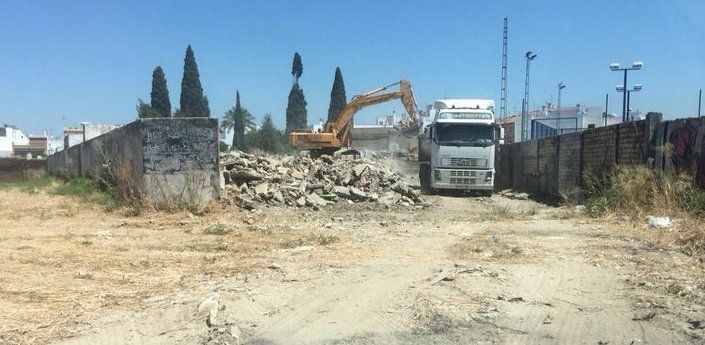  Obras de demolición en el Cementerio de La Algaba (Sevilla), donde se encontraría la fosa común. Foto: andalucesdiario.es 