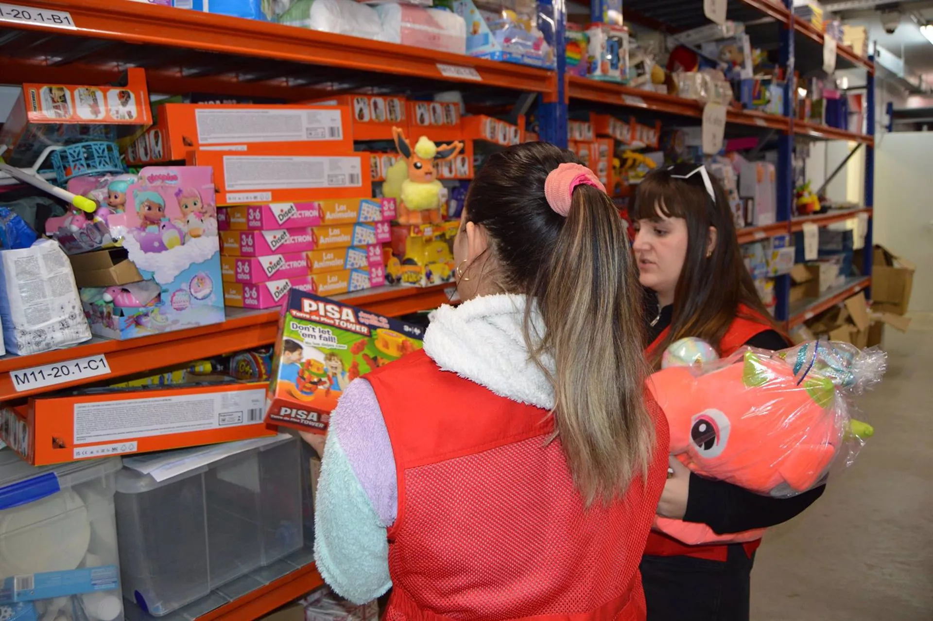 Trabajos de clasificación de los juguetes distribuidos por Cruz Roja Juventud en esta campaña