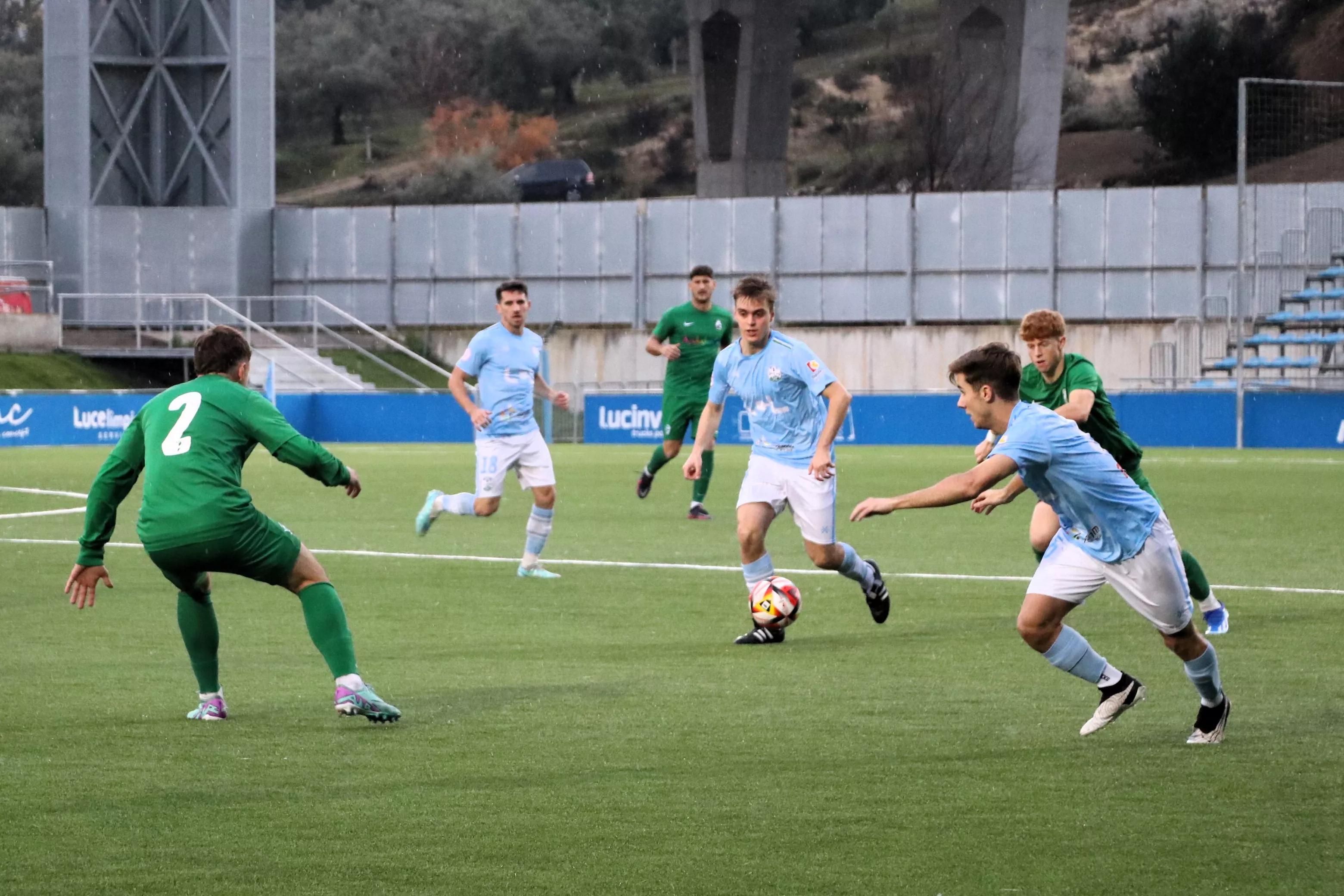 Una jugada del amistoso entre el CD Ciudad de Lucena y la Selección Andaluza