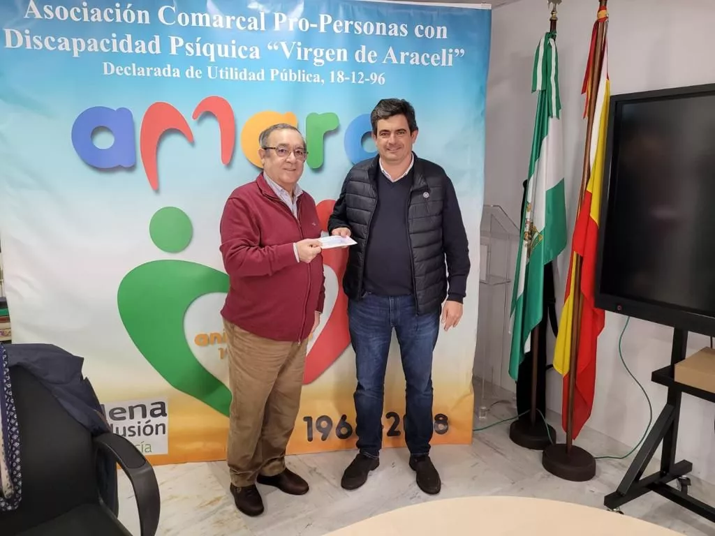 Entrega a AMARA del dinero recaudado por la cofradía nazarena a través del acto literario celebrado el pasado día 2 de diciembre