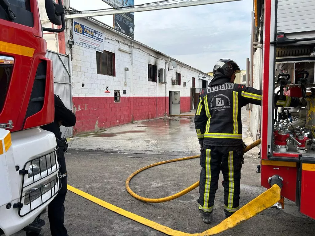 Los bomberos realizan en este momento las labores de extinción del fuego