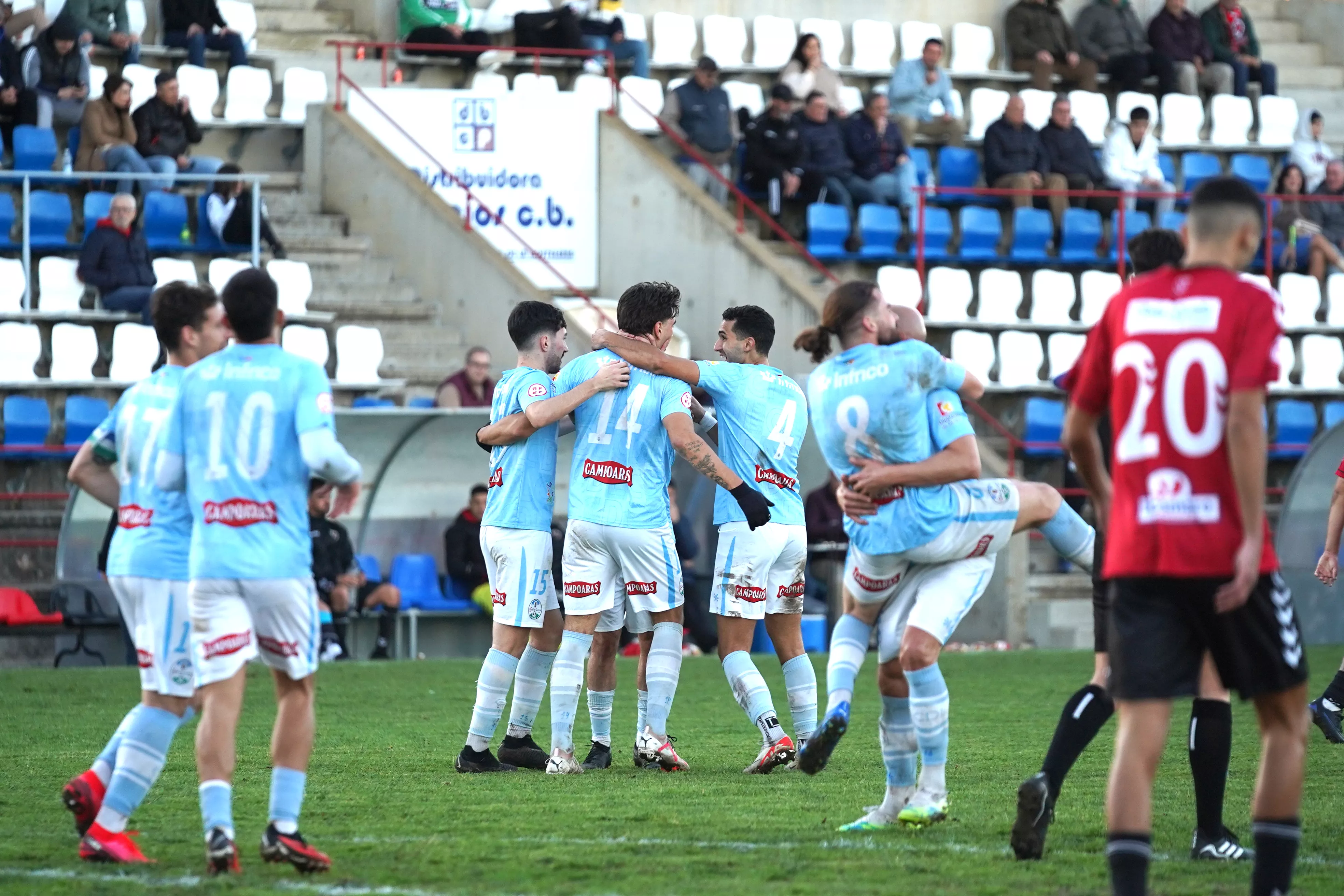 Los jugadores celebran el segundo gol frente al Cartaya, conseguido por Ricky Wagner. Foto: Antonio Dávila