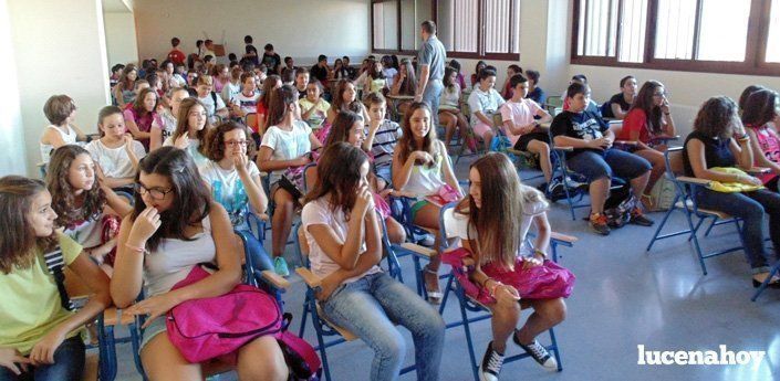  Rafael Reyes, jefe de estudios del IES Sierra de Aras, se dirige a los nuevos alumnos de 1º de ESO. 