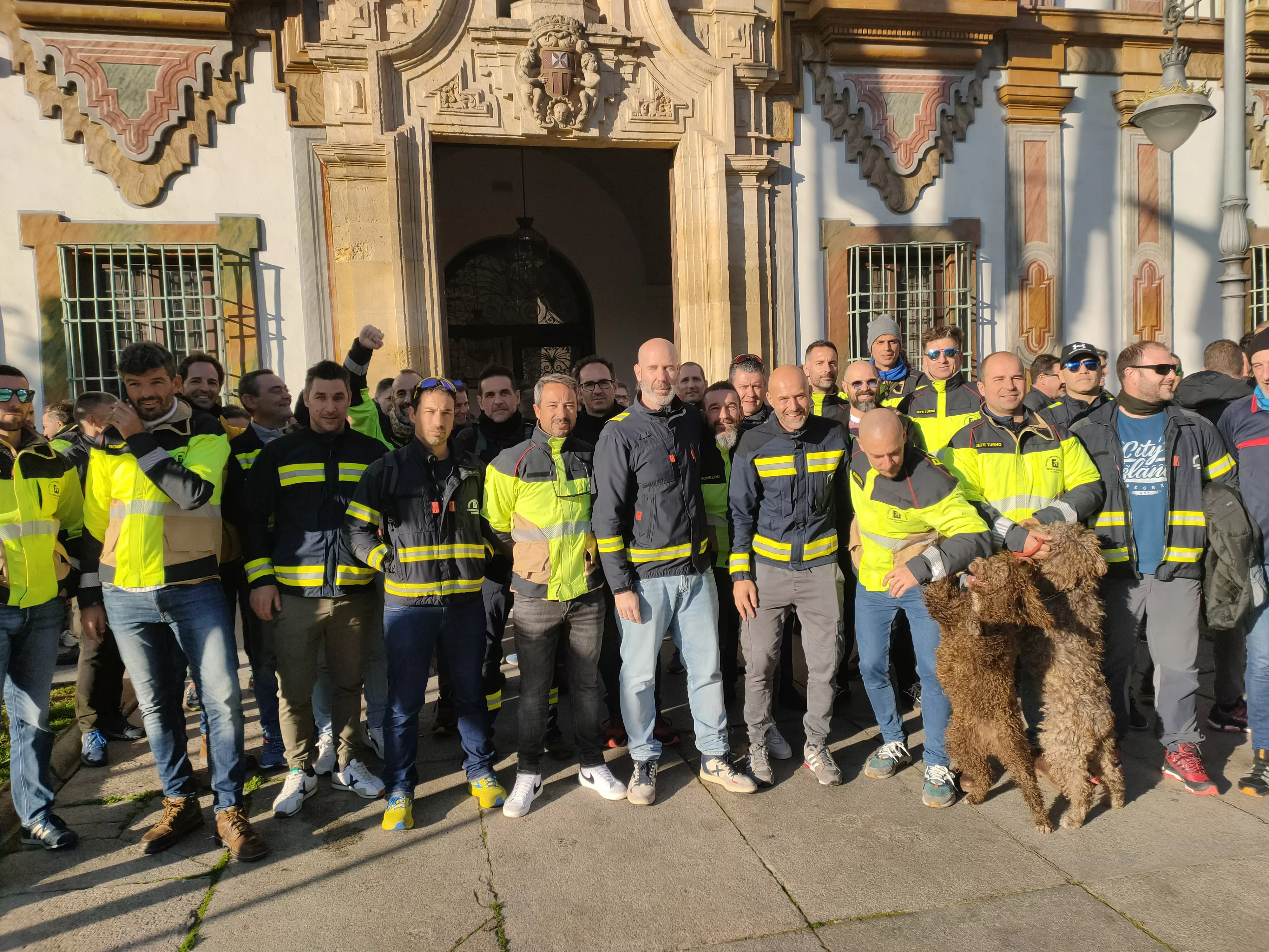 Una imagen de la concentración de bomberos de esta mañana ante la Diputación Provincial