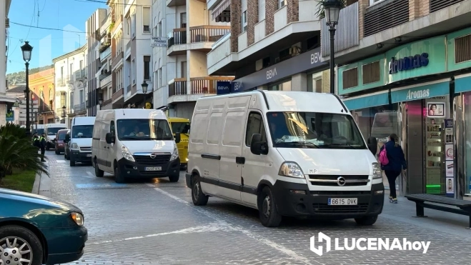 Recorrido de los vendedores del mercadillo con sus vehículos por el centro de la ciudad