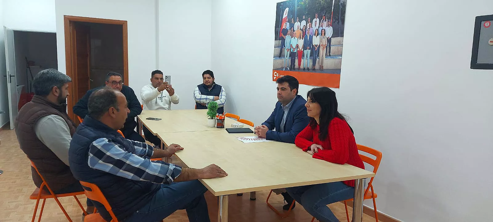 Un momento de la reunión mantenida ayer por los vendedores con el grupo municipal Ciudadanos