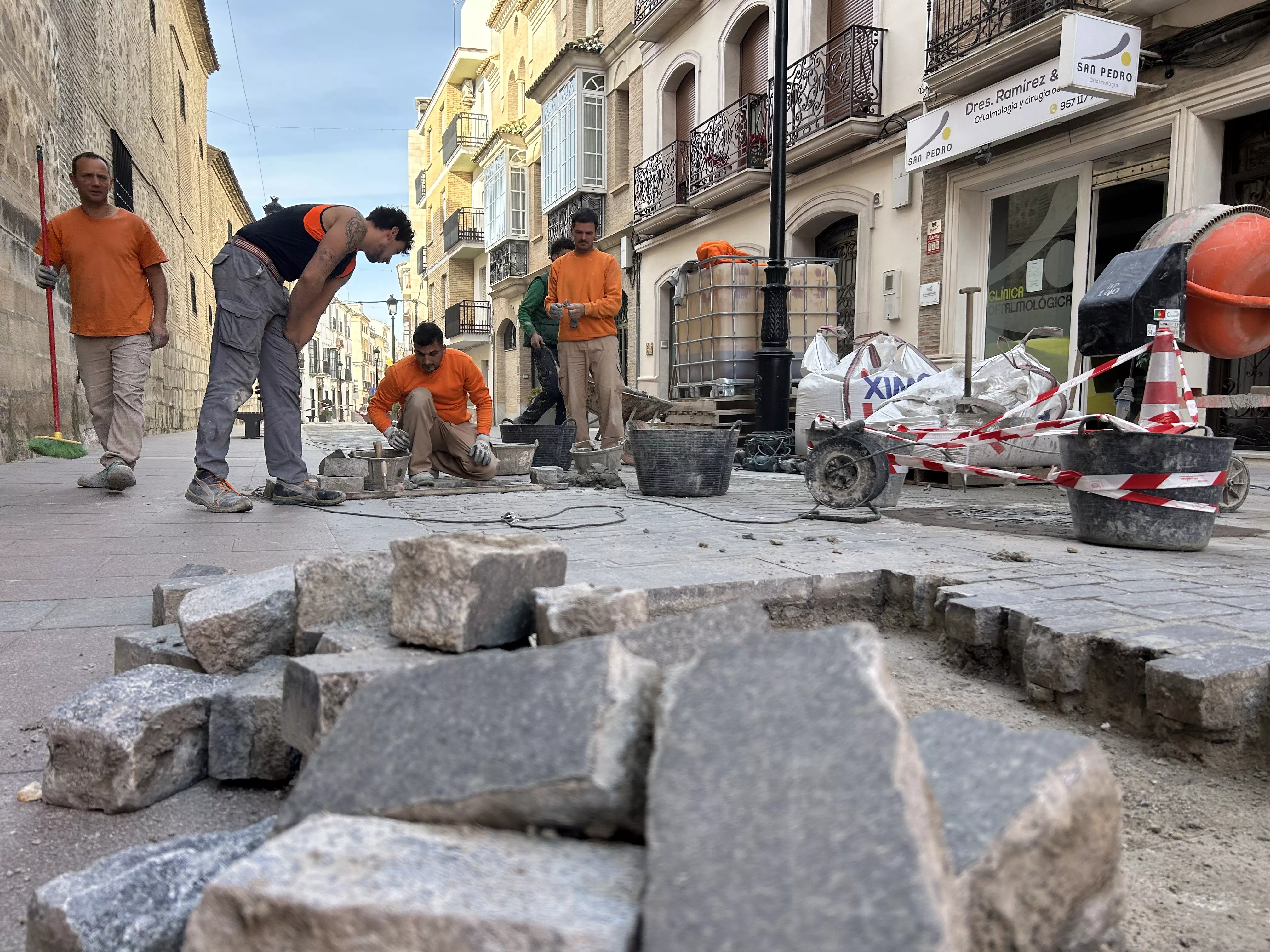 Obras de reparación de desperfectos en la calle San Pedro el pasado año