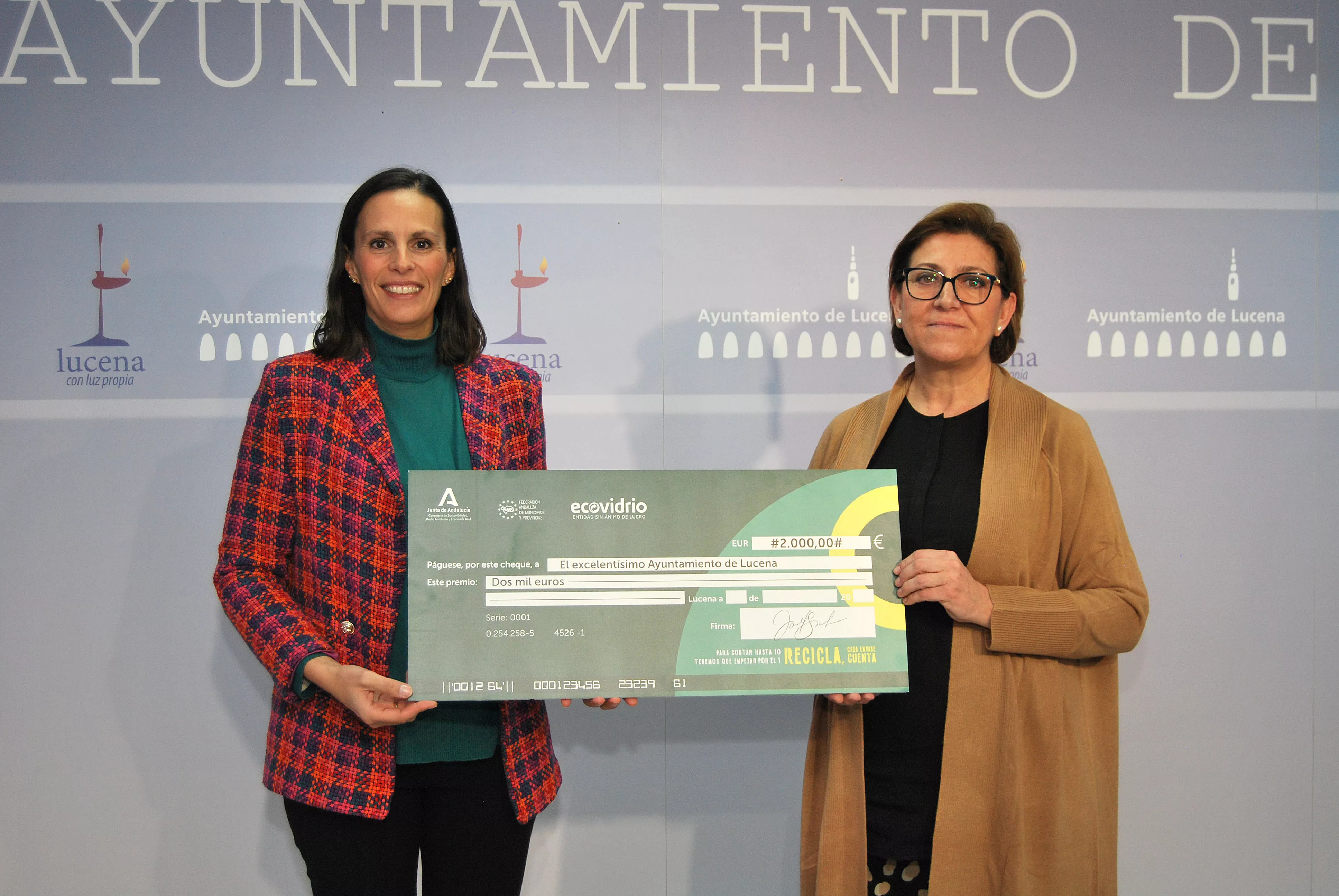 La gerente de Ecovidrio en la zona sur, Coral Rojas-Marcos, hacea entrega del premio a la concejala de Medio Ambiente y Sostenibilidad, Charo Valverde.