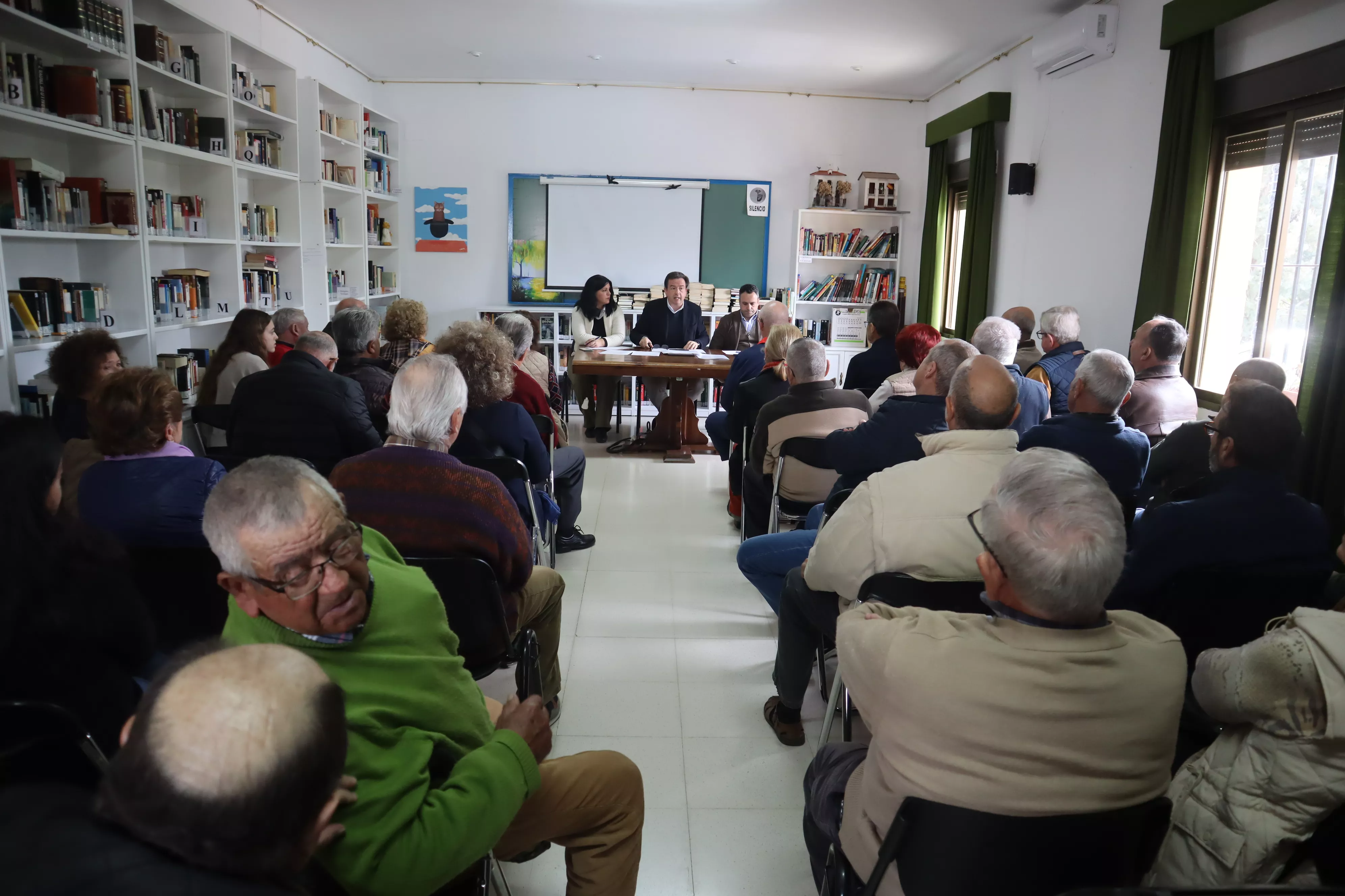 Un momento de la reunión mantenida por el alcalde con los vecinos de Las Navas