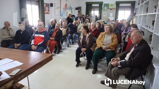 Los vecinos han llenado el salón de actos Los vecinos han llenado el salón de actos