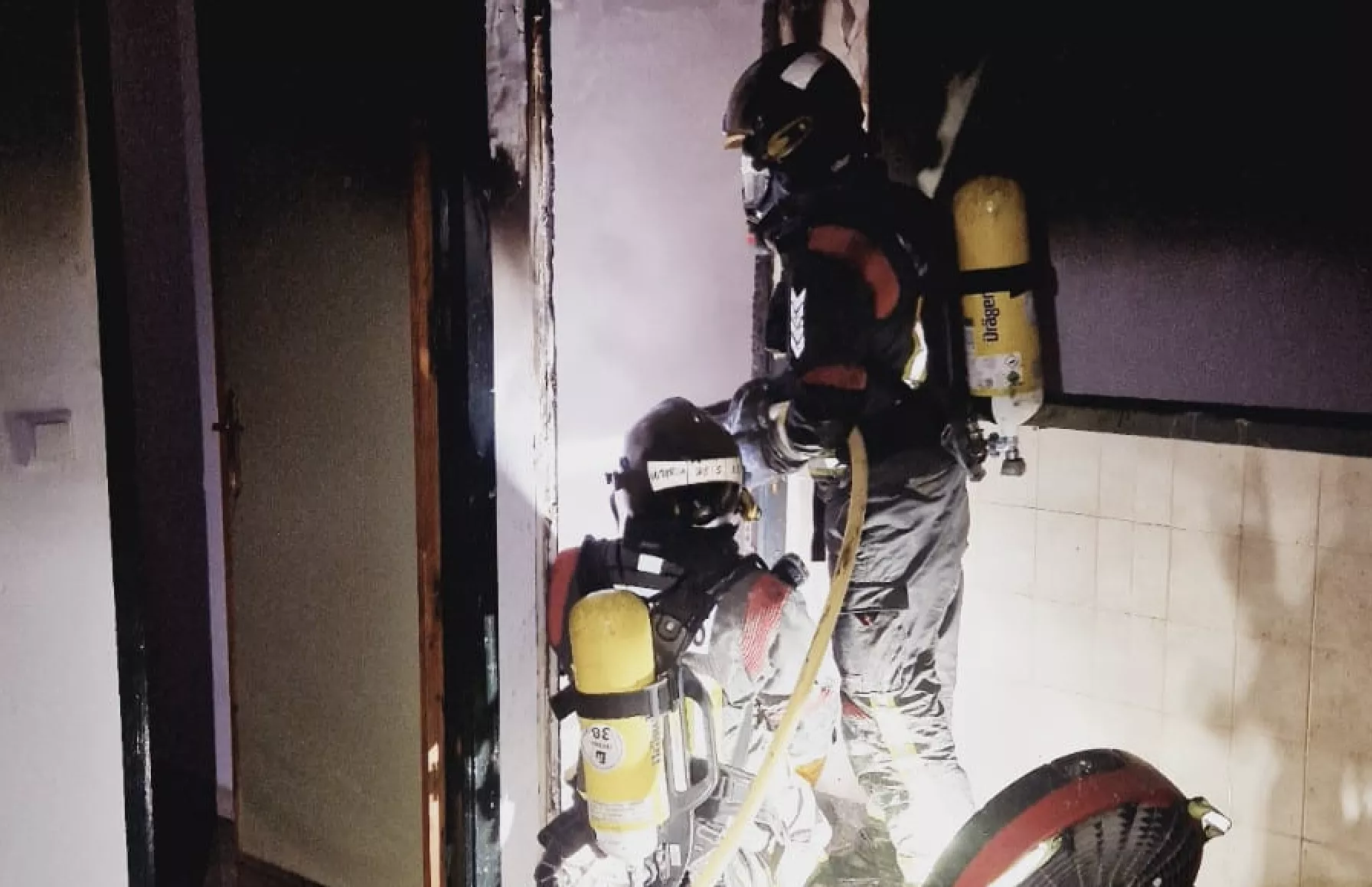 Dos bomberos del parque comarcal de Lucena durante las tareas de extinción del incendio