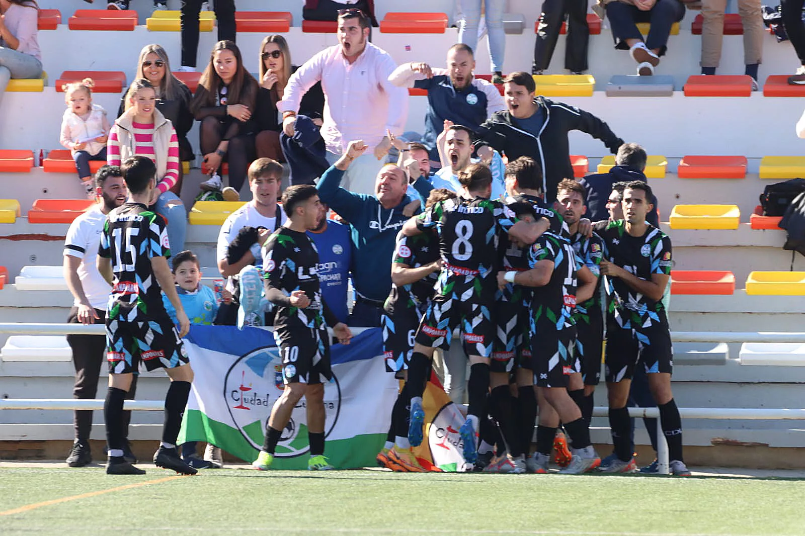 Los jugadores lucentinos celebran el segundo gol del partido. Foto: Antonio Quintero