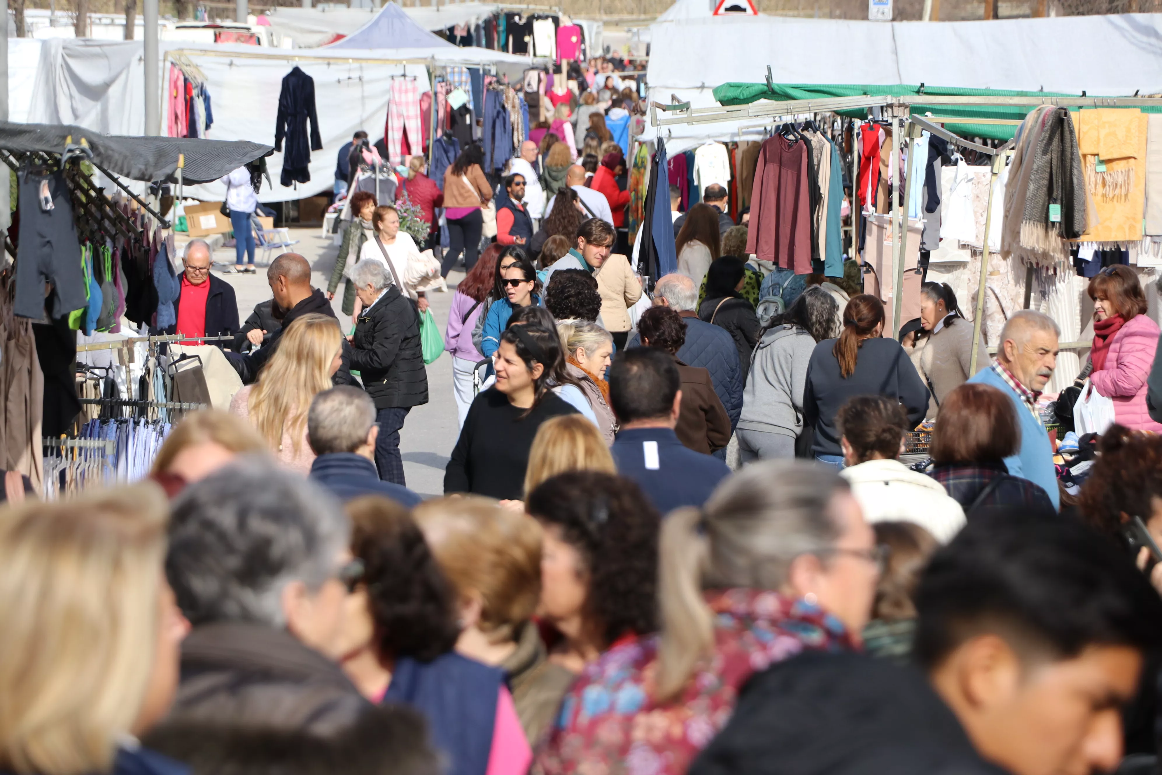Mercadillo de los miércoles en Lucena. Esta semana se celebrará en horario nocturno.