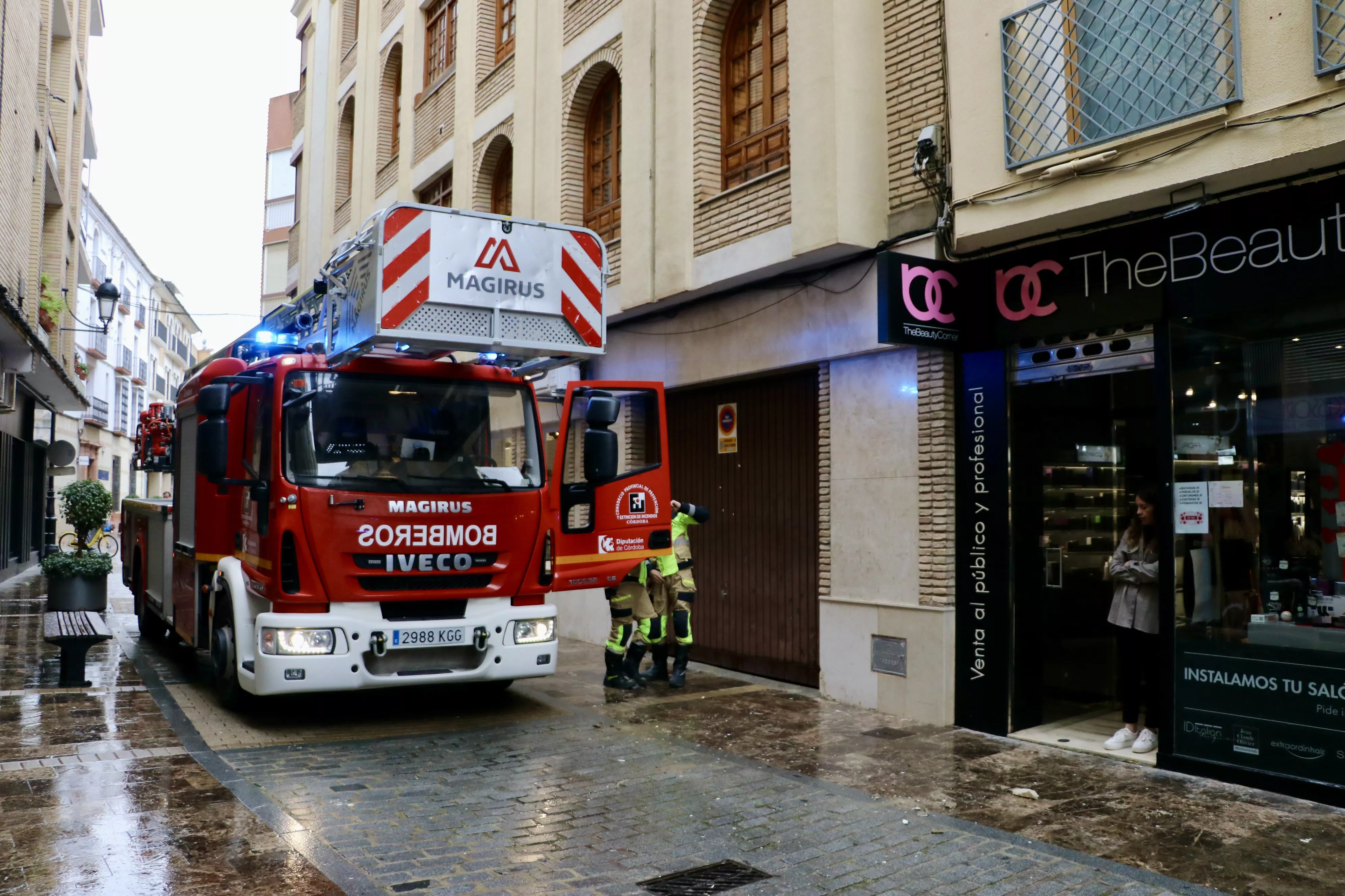 Intervención de los bomberos tras desprenderse un trozo de cornisa en la calle Canalejas