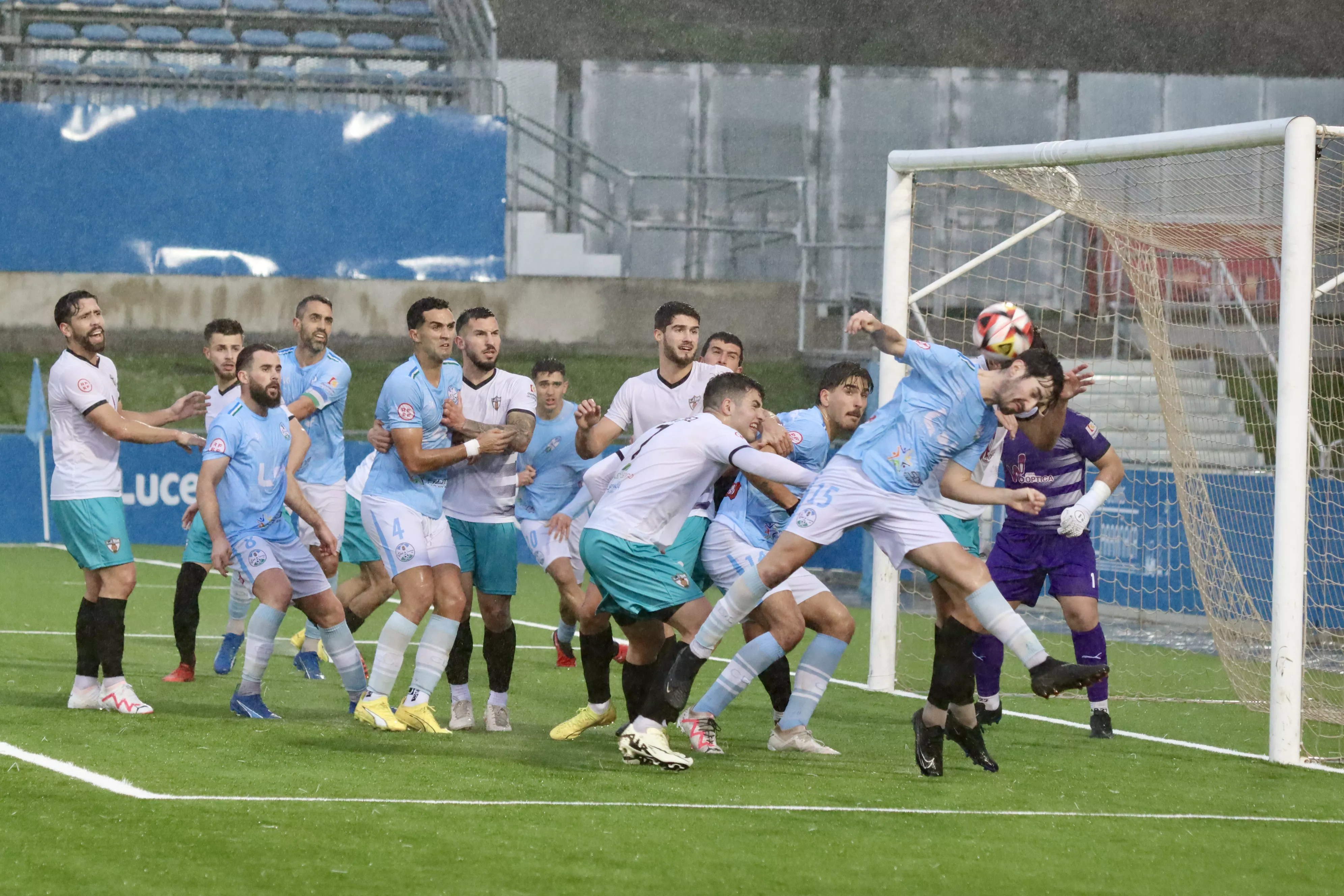 Un ataque del Ciudad de Lucena en la segunda mitad del partido frente al Pozoblanco