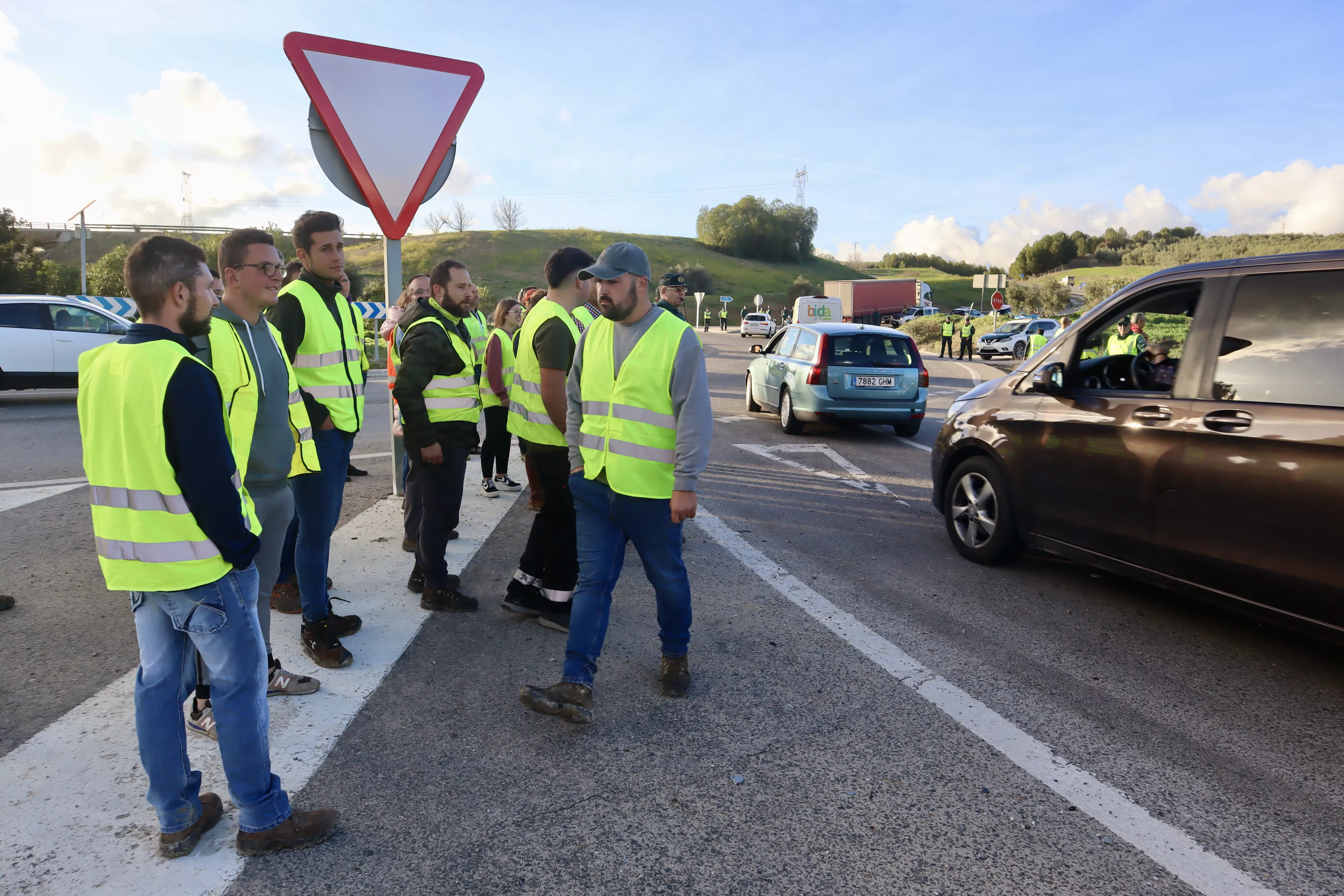 Los agricultores cortan la A45 en Lucena