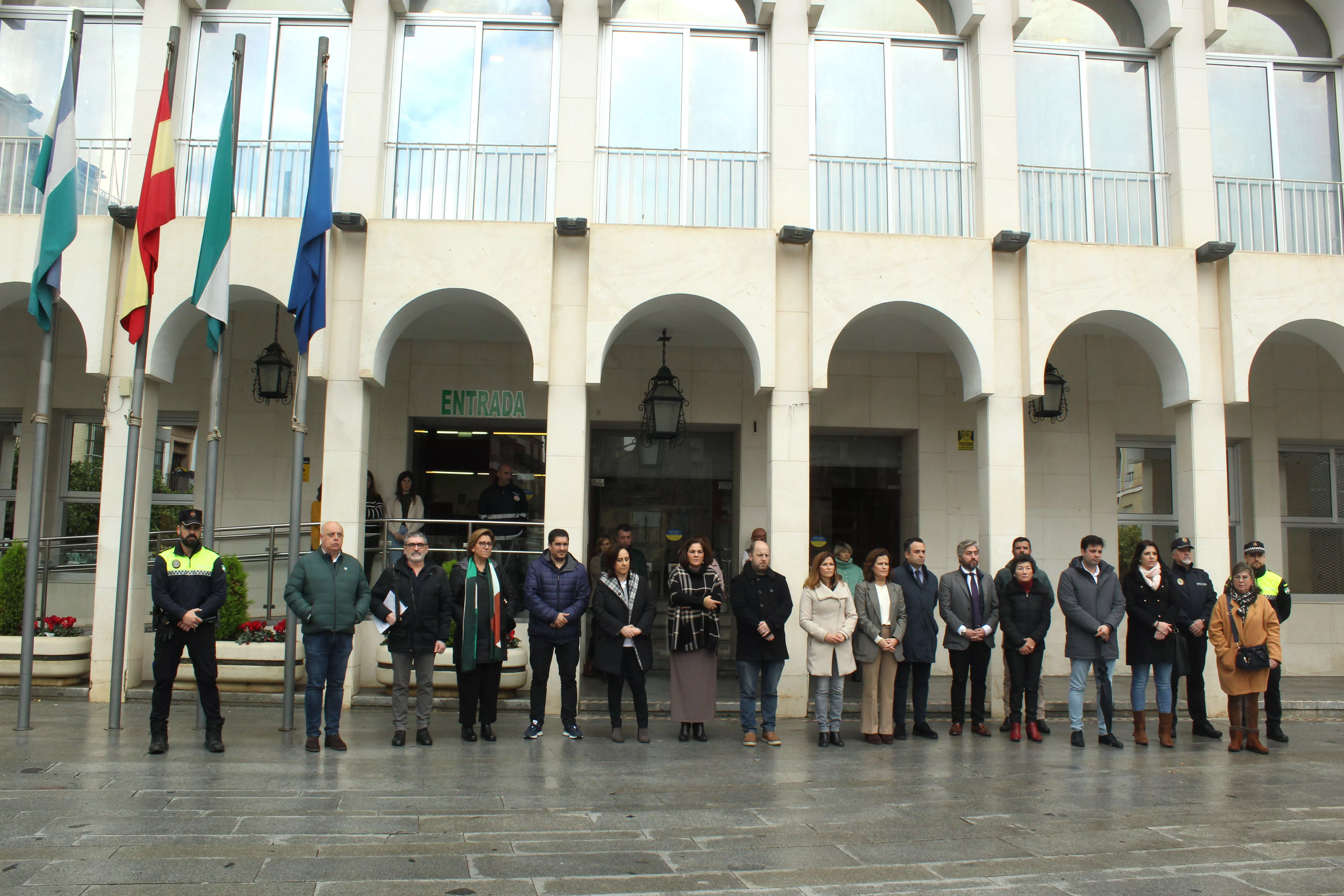 Minuto de silencio a las puertas del Ayuntamiento de Lucena, esta mañana