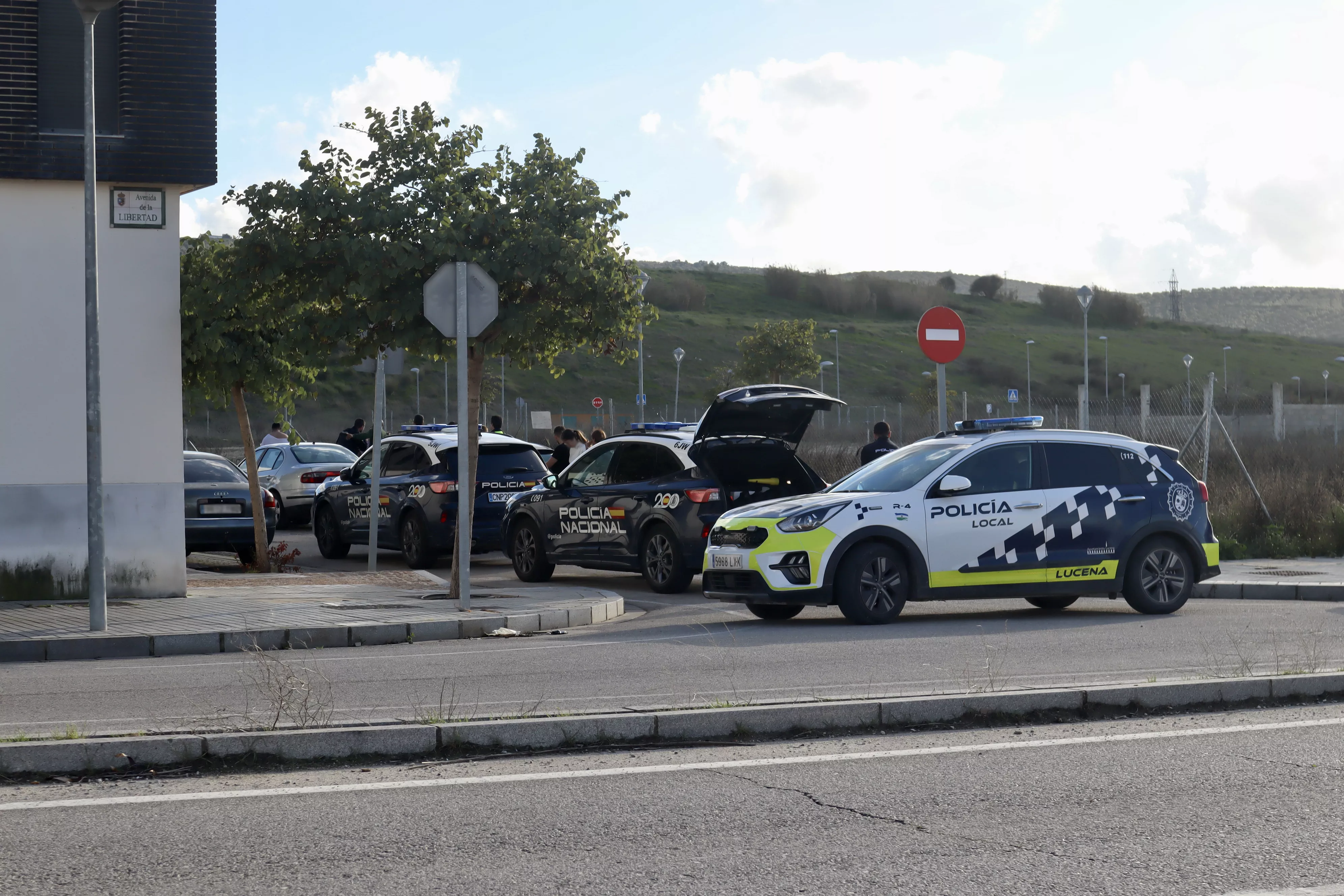 Agentes de la policía local y nacional ante el edificio en la tarde del pasado martes