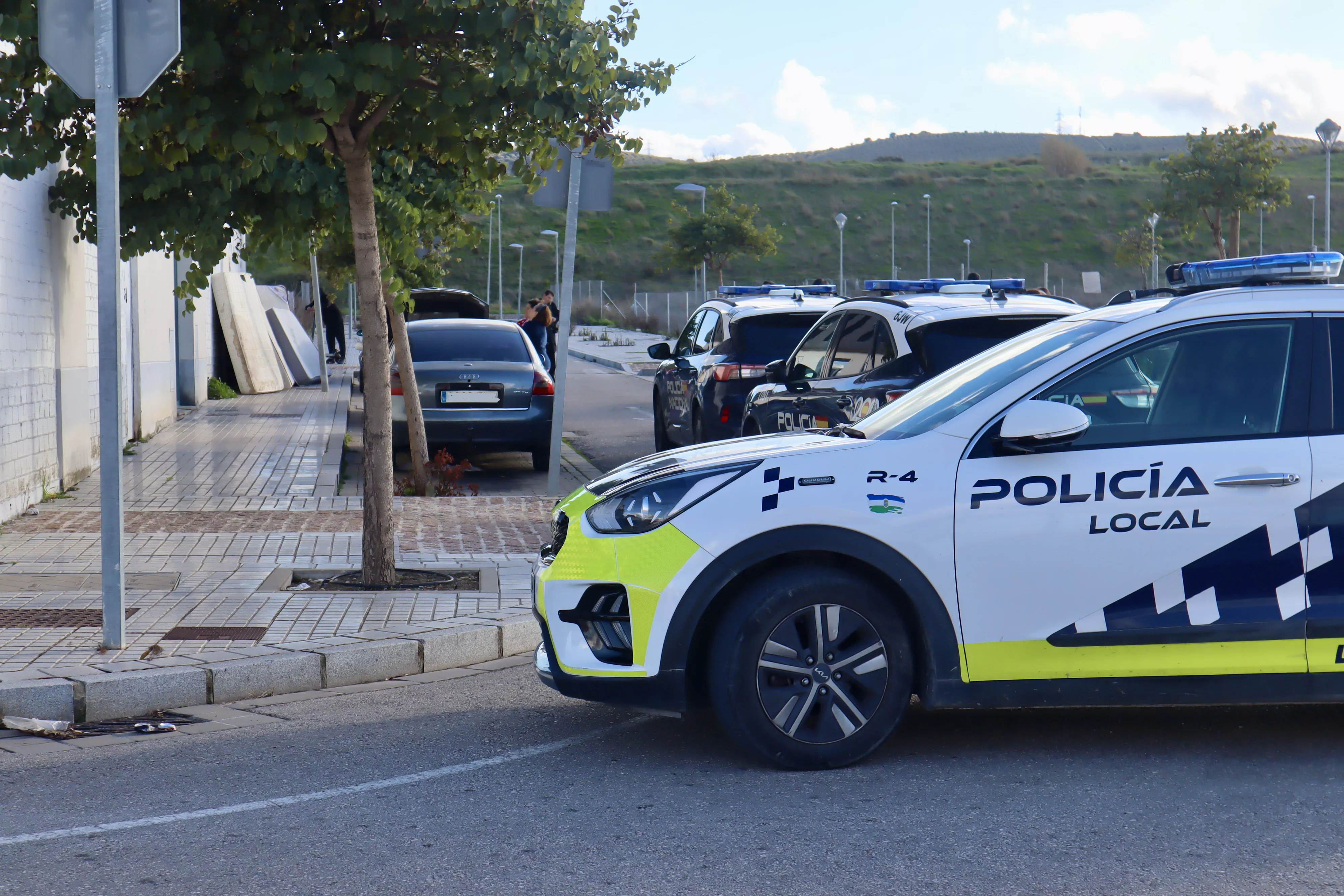 Varios vehículos policiales en la promoción de El Zarpazo, en la tarde de ayer