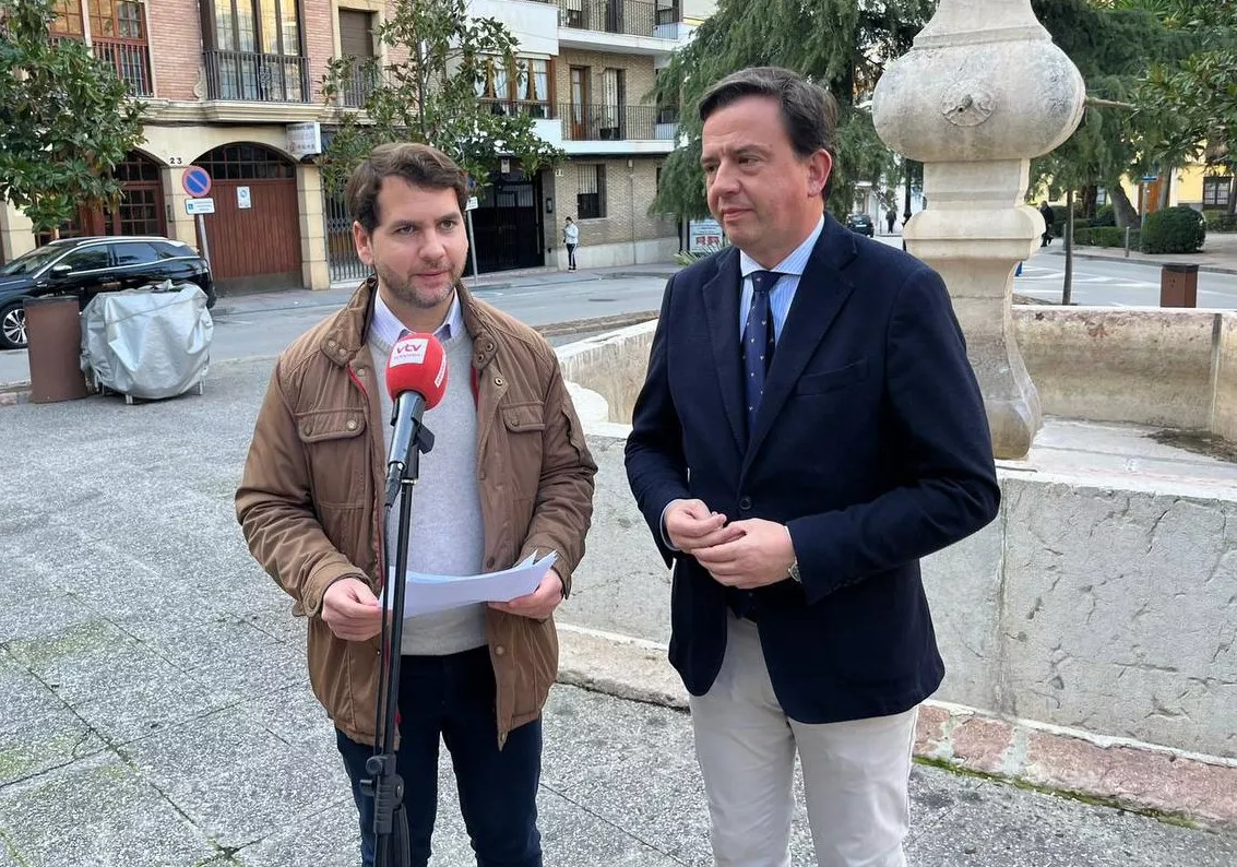 Fernando Priego y Aurelio Fernández durante la rueda de prensa reciente en Lucena. Archivo