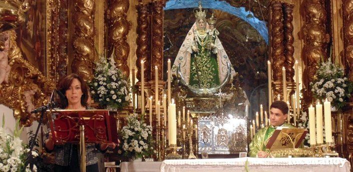  María Luisa Ceballos ofrece a la Virgen de Araceli "el esfuerzo y el trabajo" de las familias cristianas (fotos) 