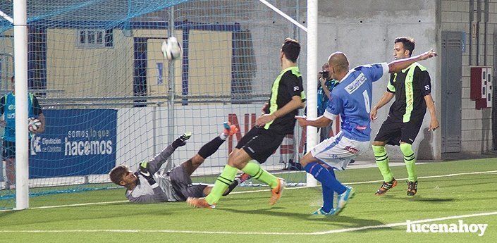  Domingo falla una clara ocasión de gol en la primera mitad 