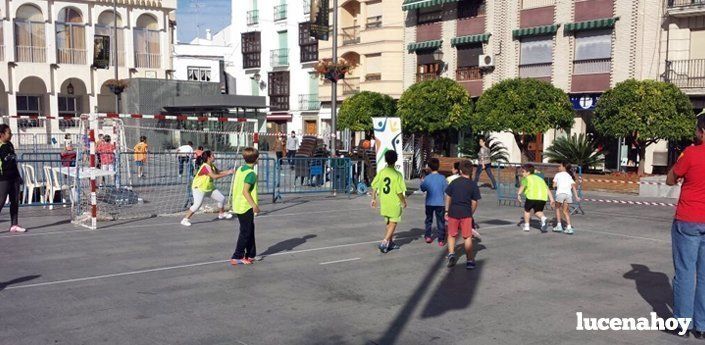  80 niños lucentinos acuden a una concentración de balonmano en la Plaza Nueva 