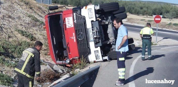  Un bombero resulta herido tras el vuelco de un camión nodriza que se dirigía a un servicio 