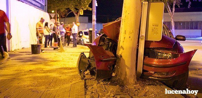  Espectacular choque de un turismo contra un árbol en Ronda Paseo Viejo (fotos) 