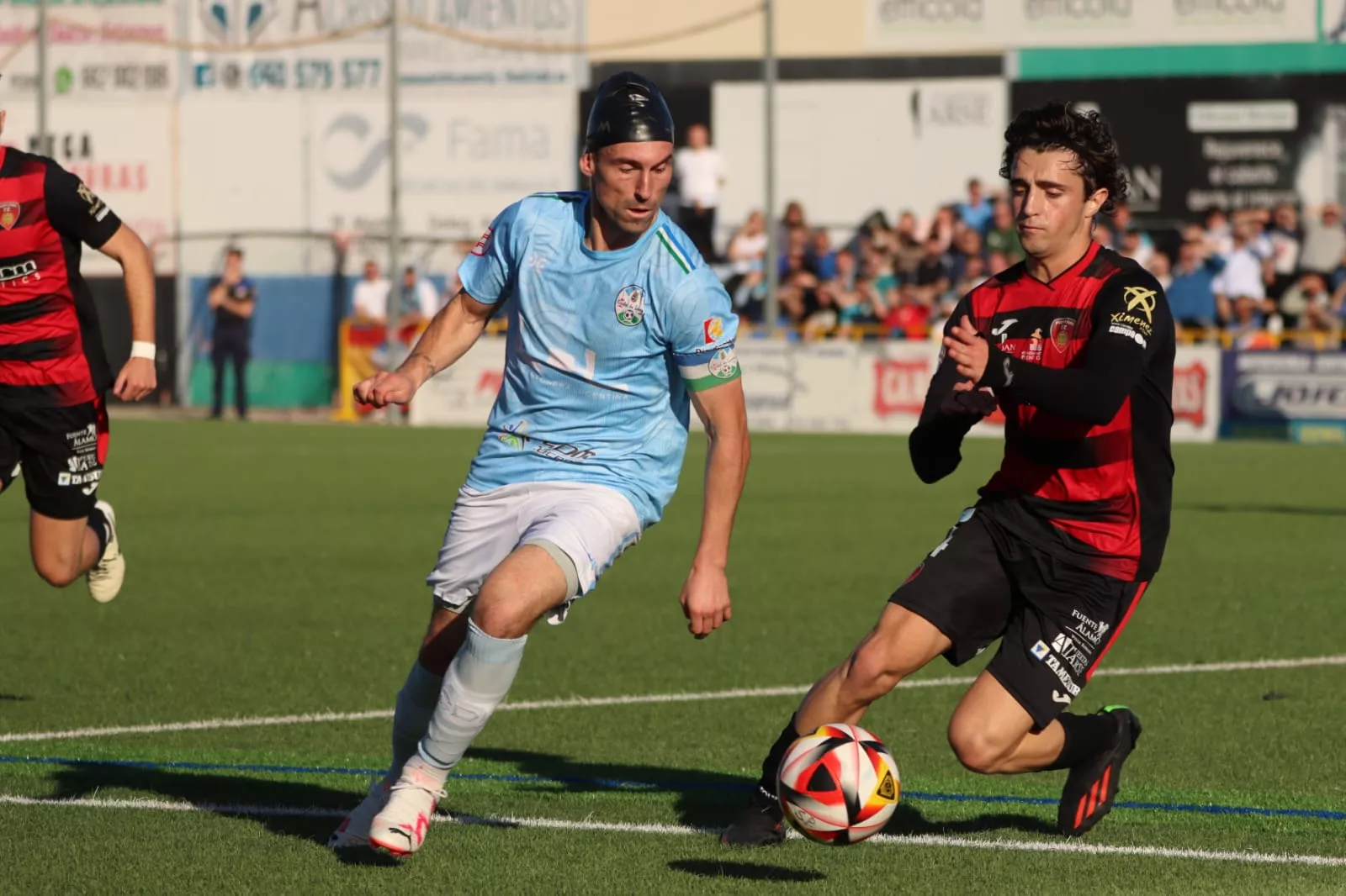 Una jugada del partido entre CD Ciudad de Lucena y Salerm Puente Genil