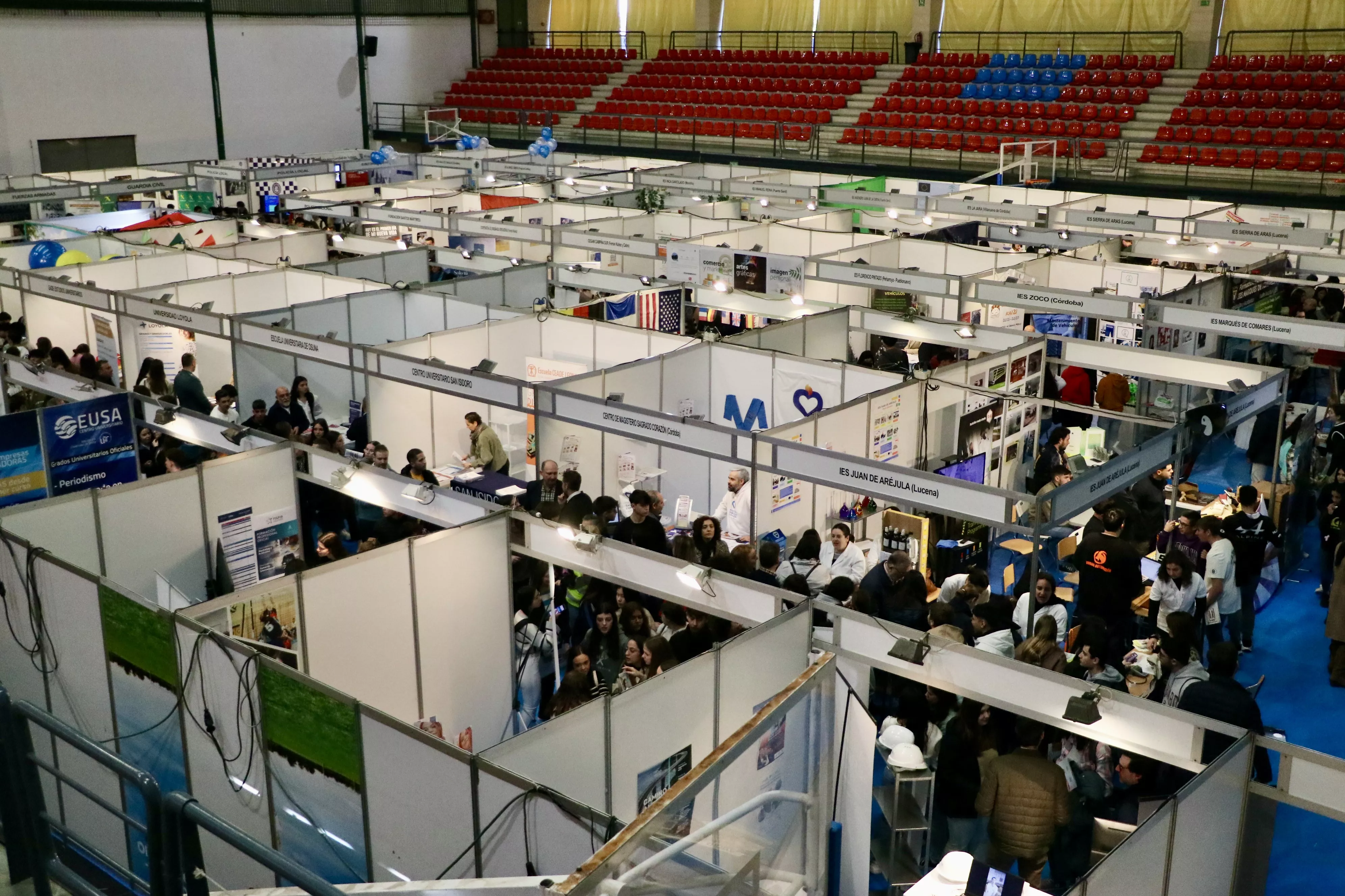 Expositores y visitantes en el XX Salón del Estudiante de Lucena