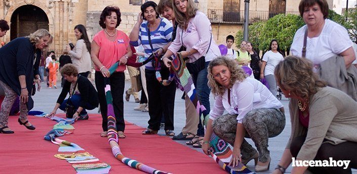  Un centenar de mujeres lucentinas y varios colectivos tejen una bufanda gigante contra la violencia de genero (fotos) 