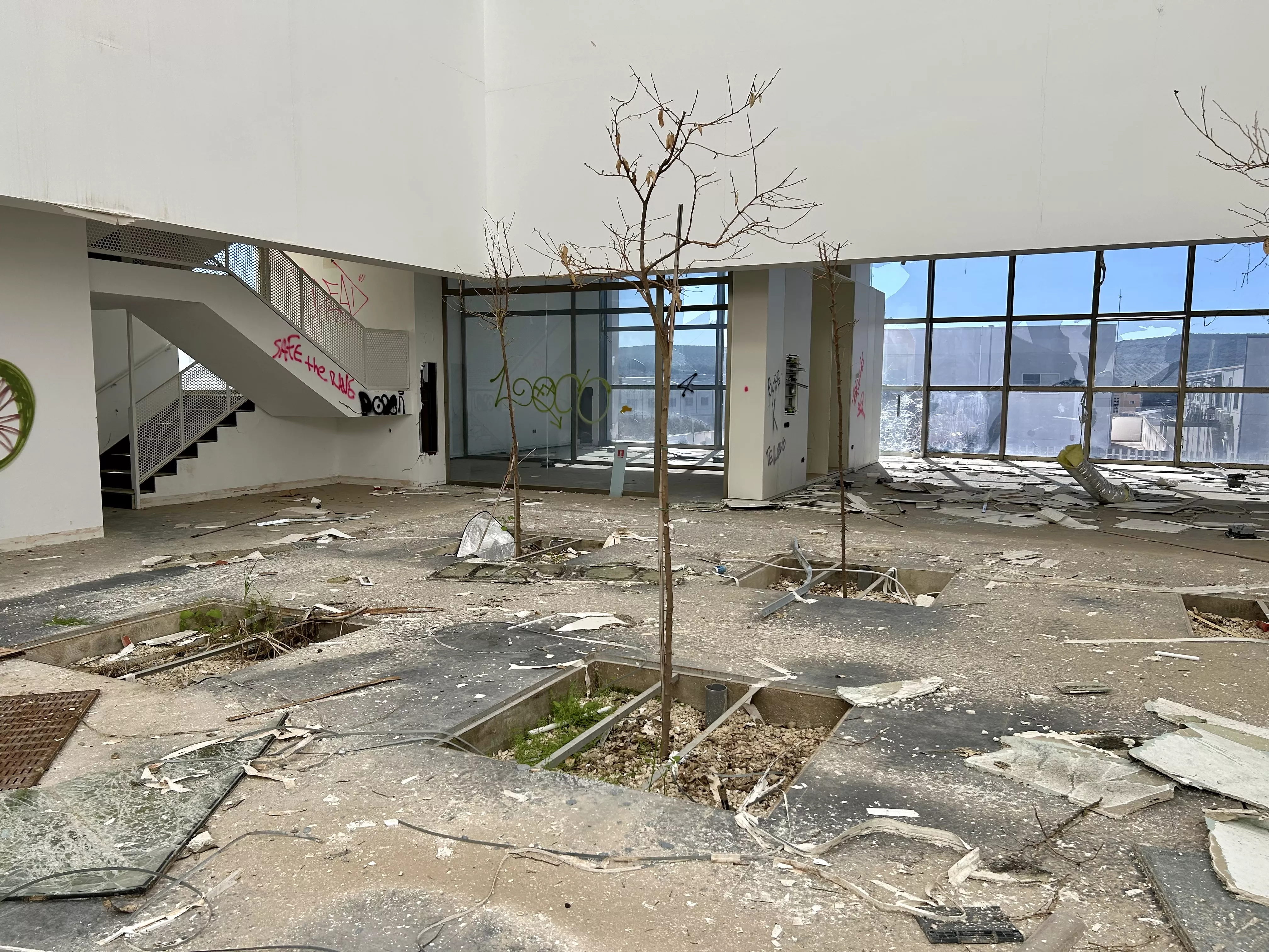 Destrozos en el Centro de Formación en Energías Renovables, que ahora será recuperado como sede de AMARA