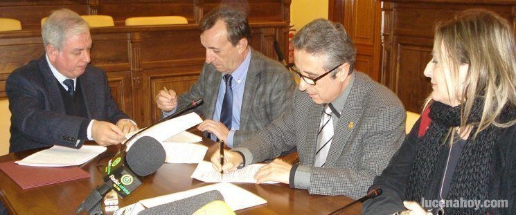  Firma del contrato entre Vitalia y el Ayuntamiento de Lucena. Archivo LucenaHoy 