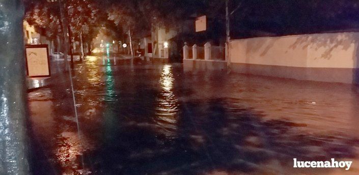  Las lluvias de la noche provocan el embalsamiento de agua en el puente de Cabra 