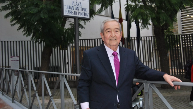 Juan Parejo Pineda en la plaza que lleva su nombre Juan Parejo Pineda en la plaza que lleva su nombre