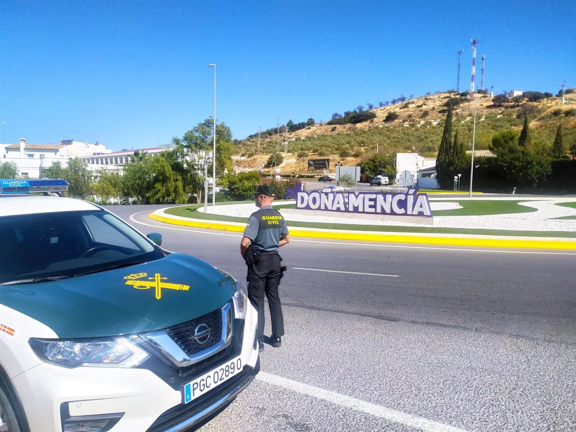 Una patrulla de la Guardia Civil a la entrada de Doña Mencía