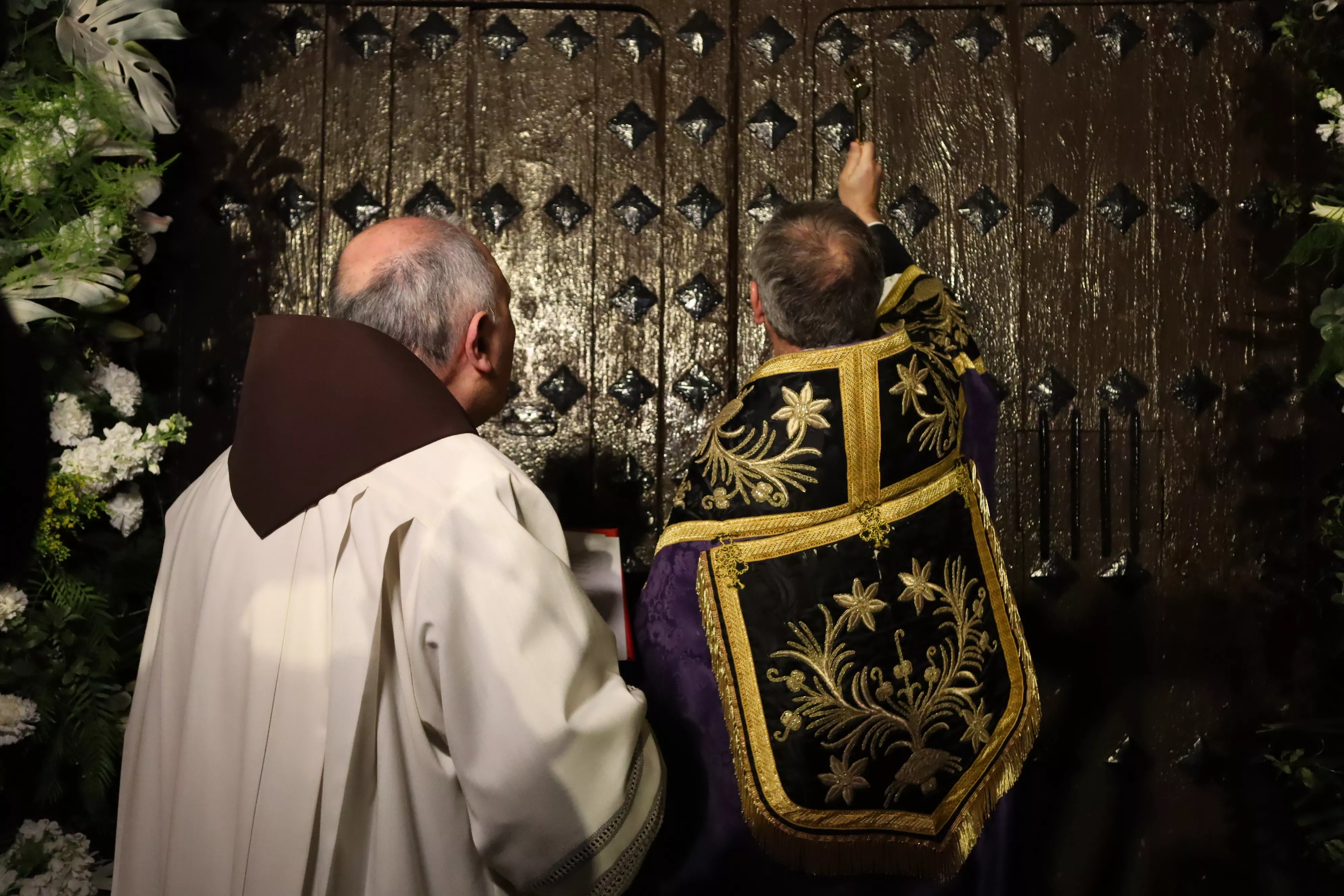 Apertura de la Puerta Santa con motivo del Centenario Fundacional de la Cofradía de la Sangre