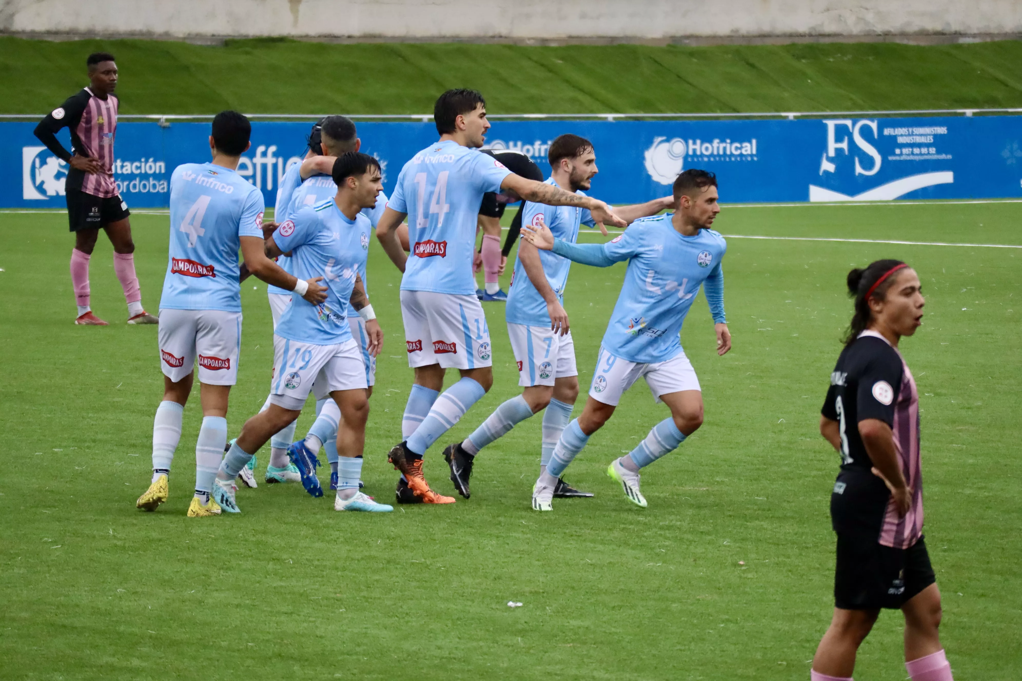 Los jugadores del Ciudad de Lucena celebran el segundo gol del partido