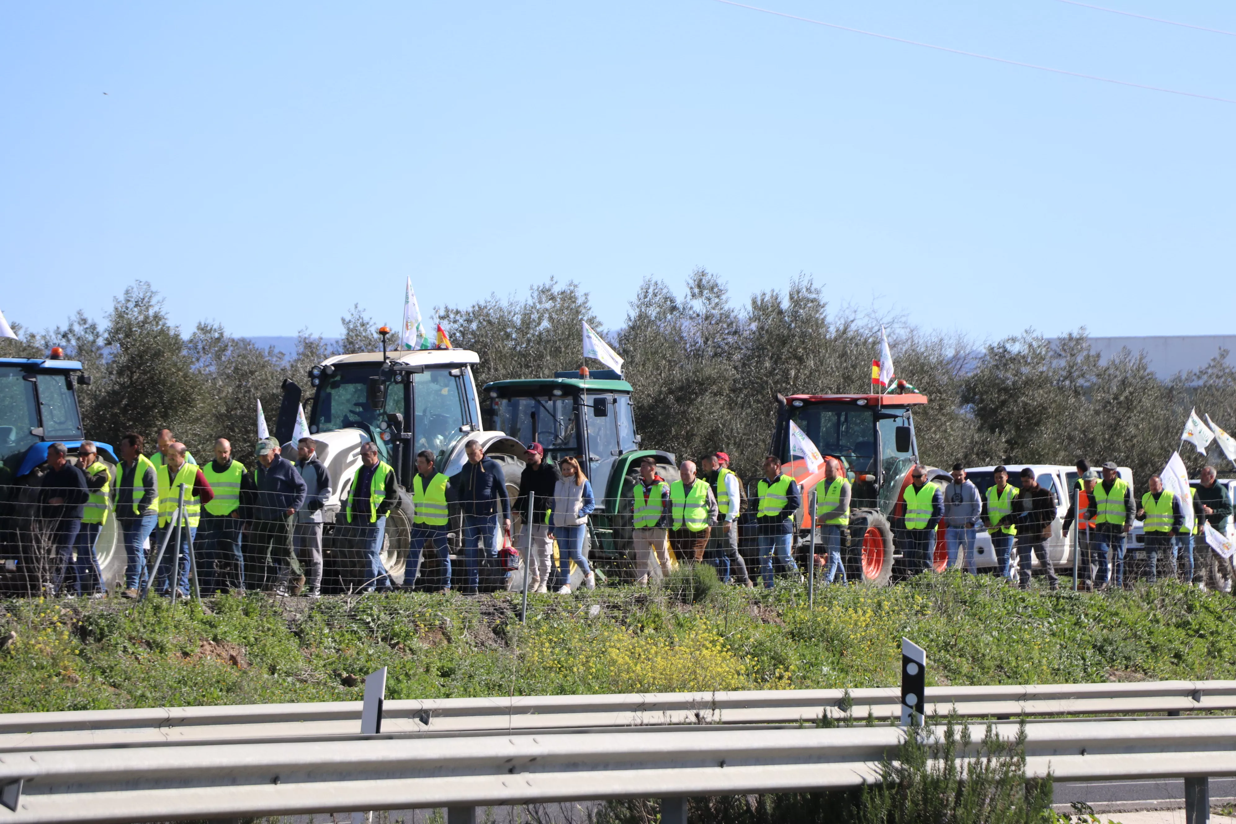 Los agricultores cortan la A45 en Lucena