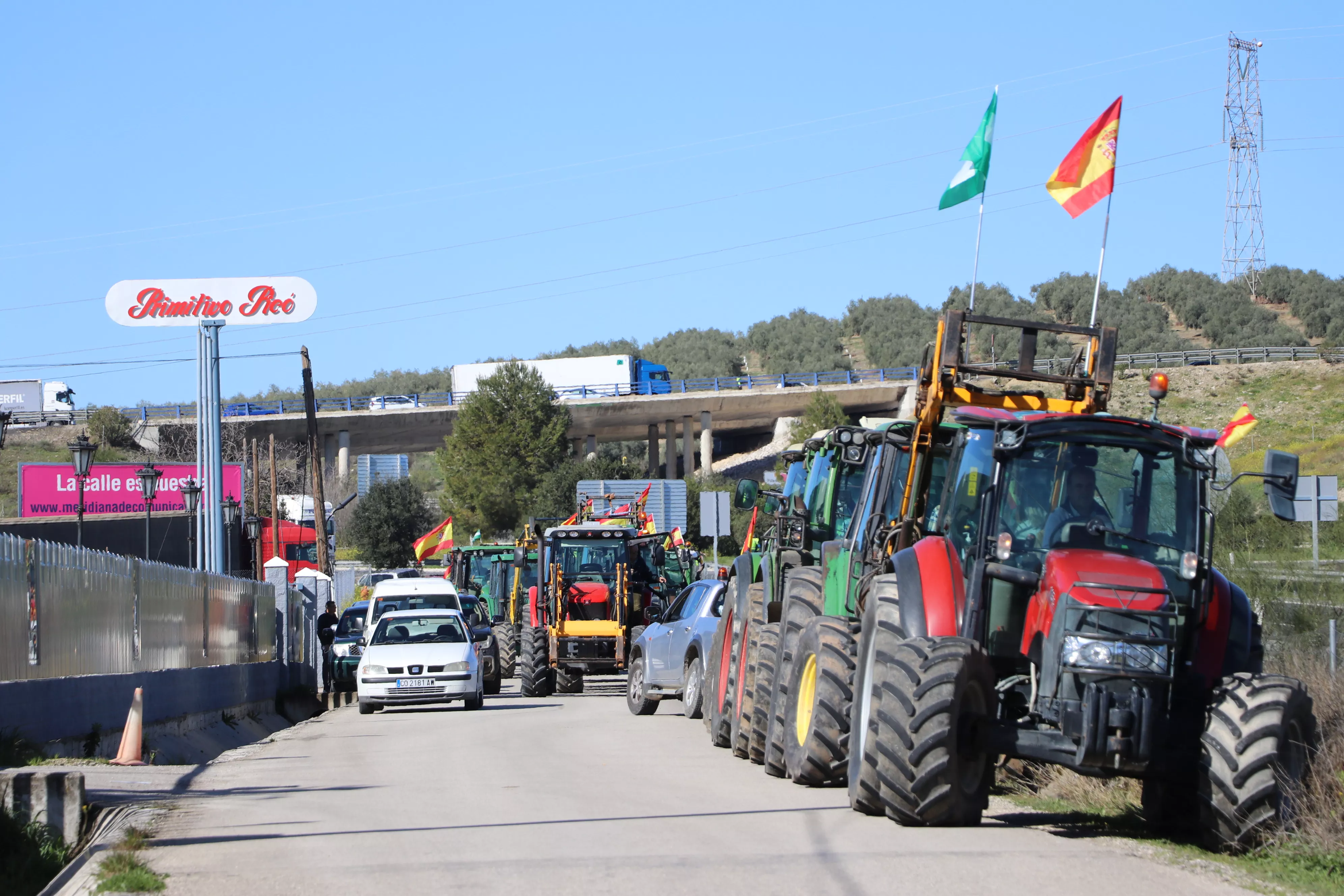 Los agricultores cortan la A45 en Lucena