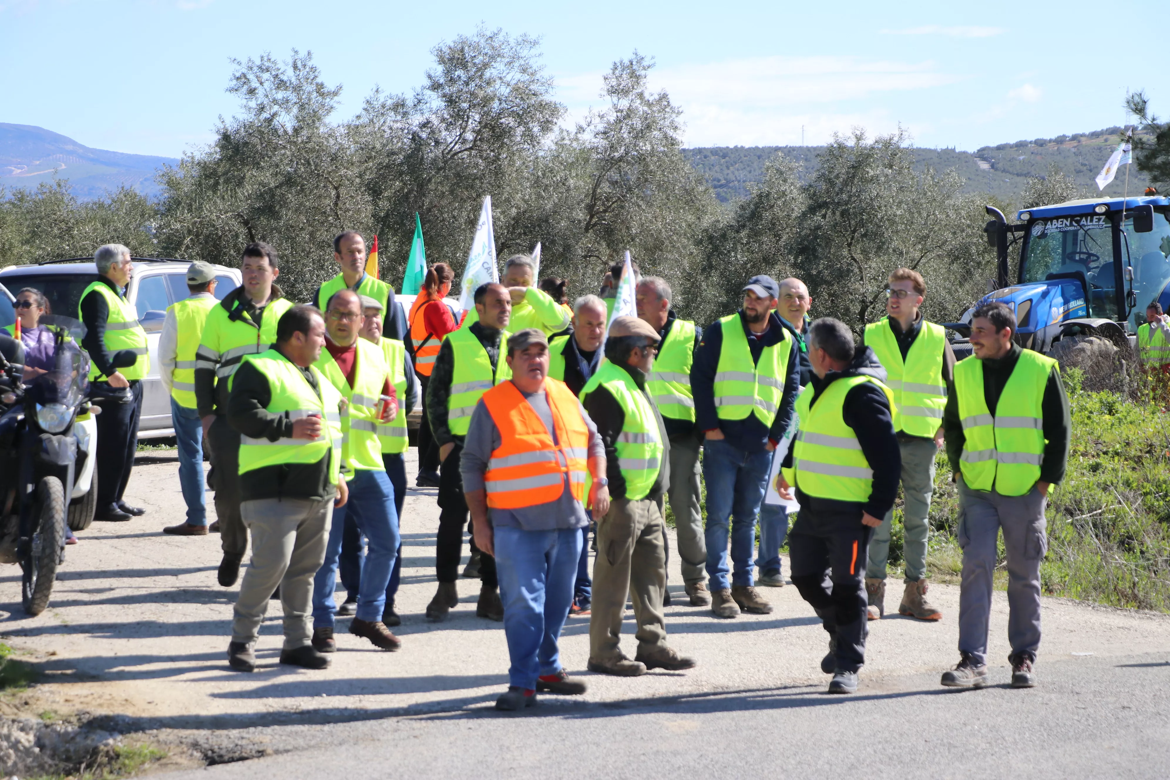 Los agricultores cortan la A45 en Lucena