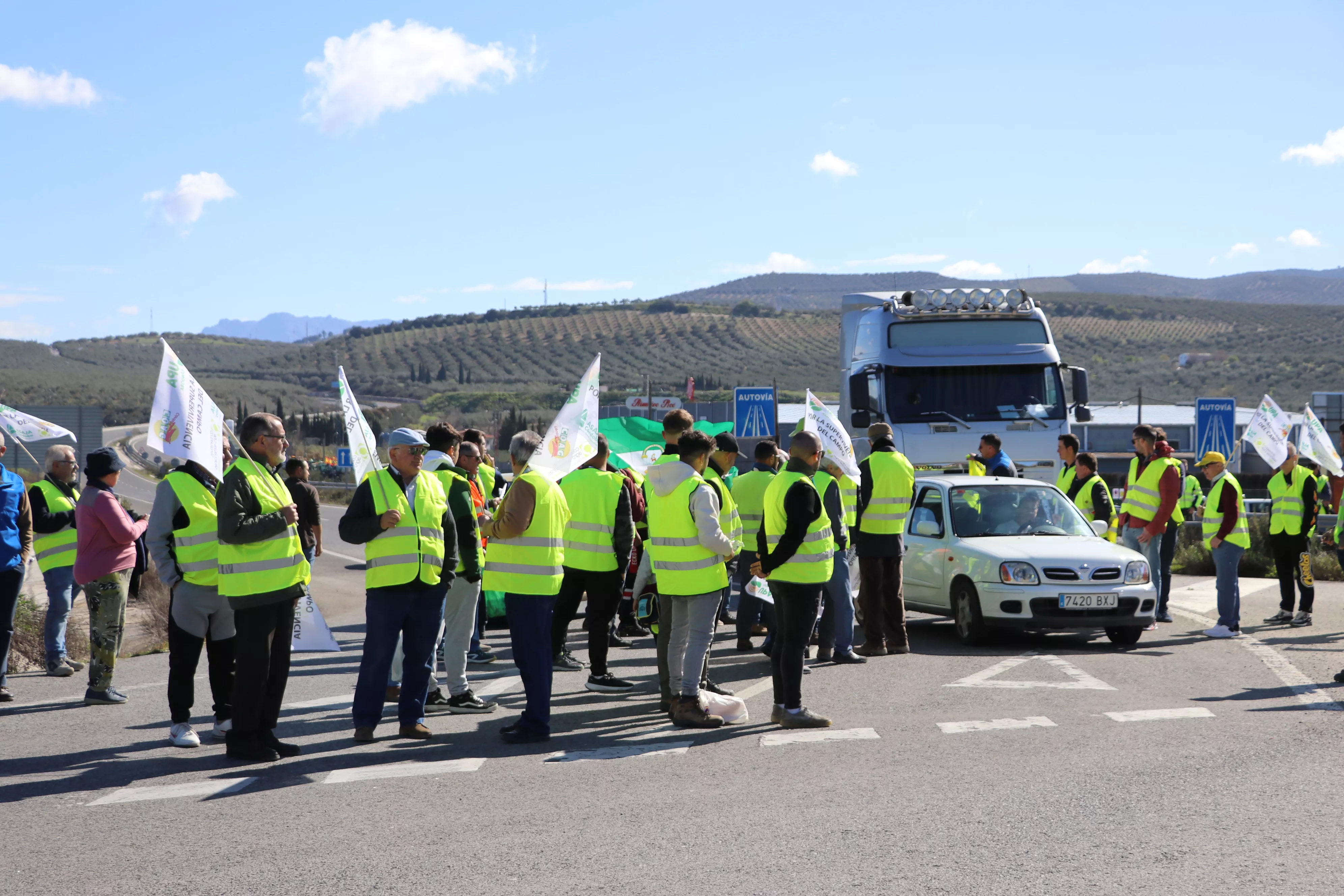 Los agricultores cortan la A45 en Lucena